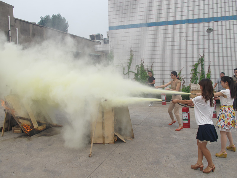 人人參與消防-共創(chuàng)平安和諧-益和熱力公司開展消防、逃生演練