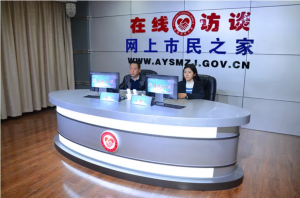 公司董事長、總經(jīng)理?xiàng)钣婪遄隹汀对诰€訪談》欄目